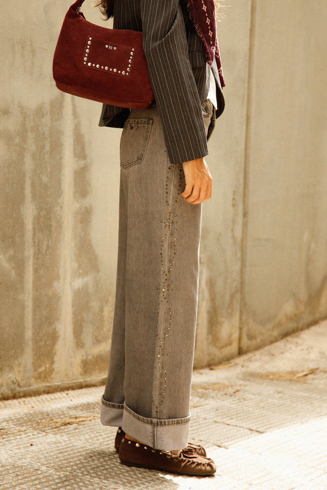 JEANS RELAXED TACHAS LATERALES