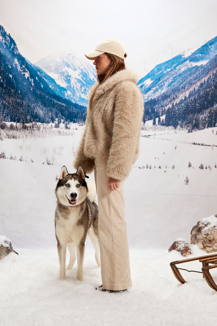 T-SHIRT COM GOLA CAIXA