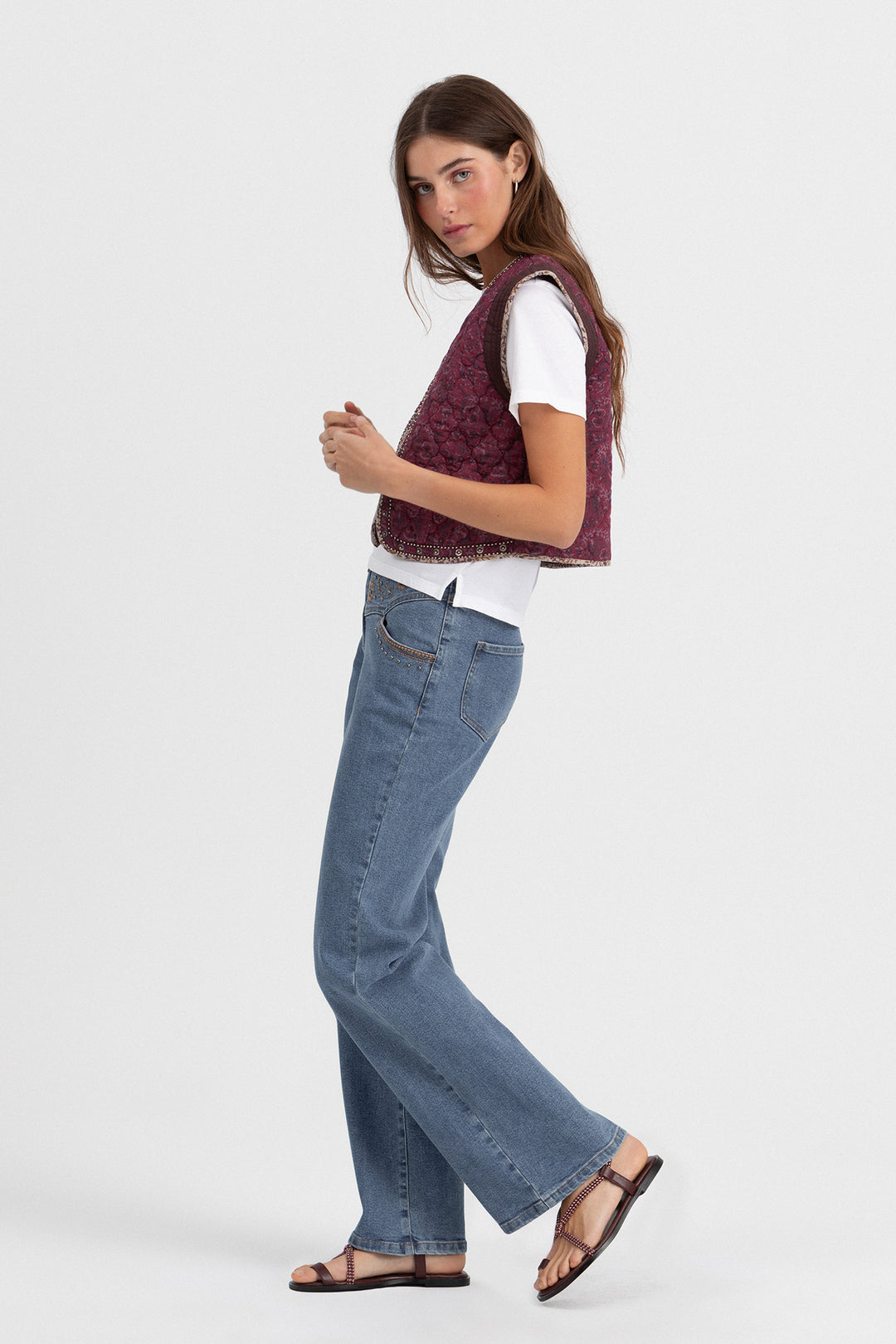 Colete acolchoado com estampado de tachas