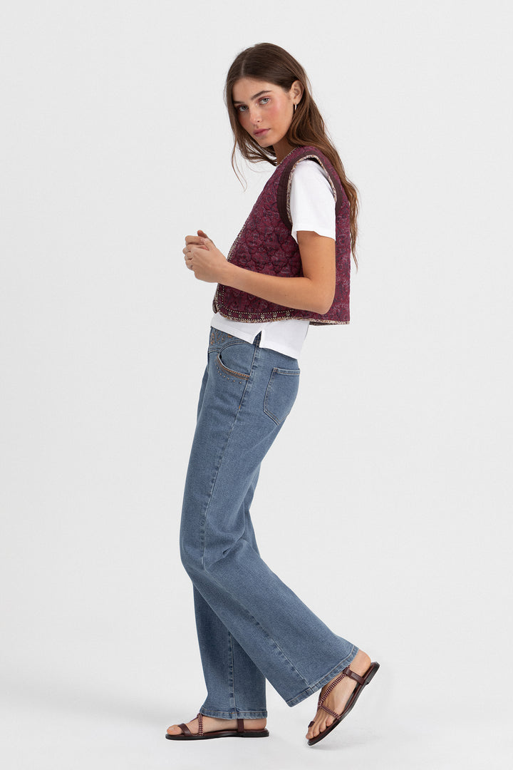 Colete acolchoado com estampado de tachas