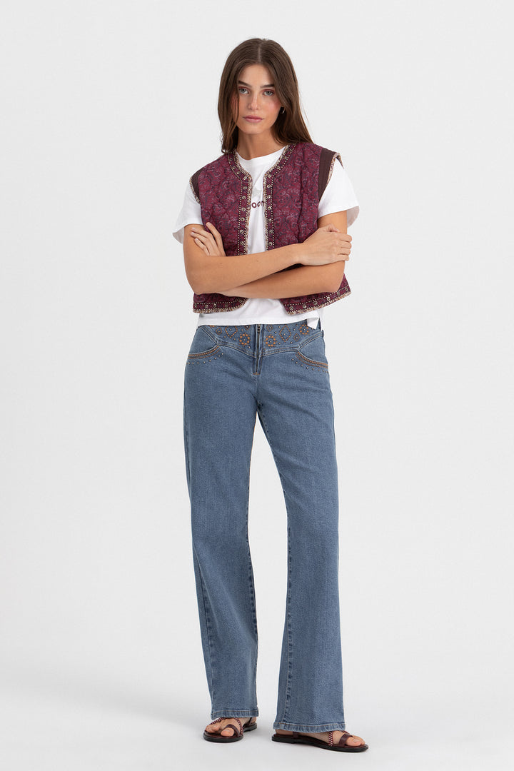 Colete acolchoado com estampado de tachas