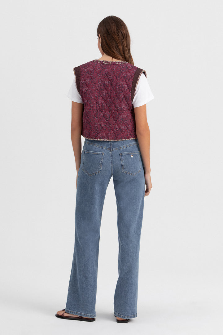 Colete acolchoado com estampado de tachas