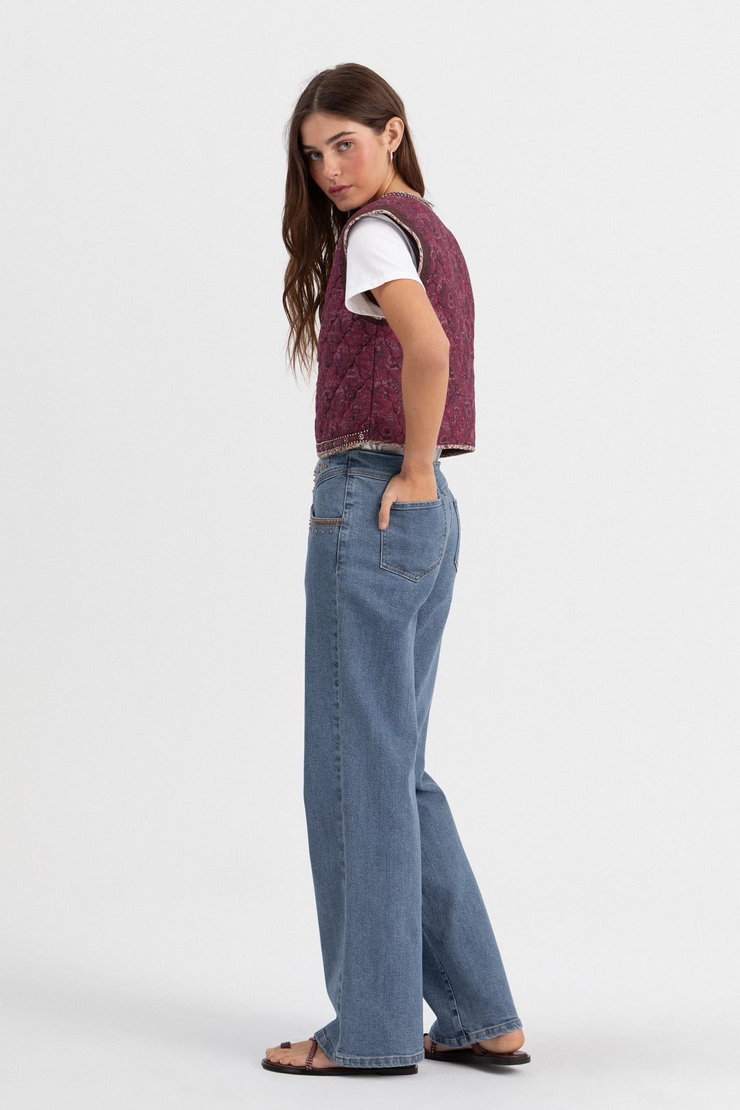 Colete acolchoado com estampado de tachas