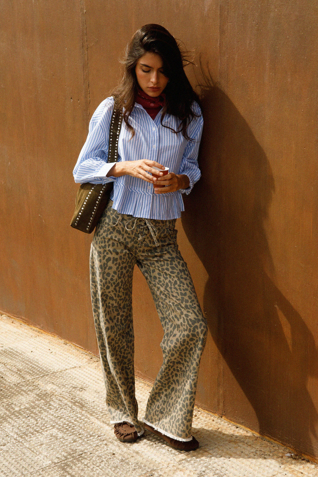 CALÇAS DE GANGAS WIDE LEG COM ATACADORES E PADRÃO LEOPARDO