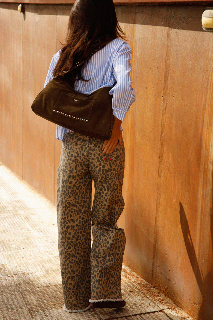 CALÇAS DE GANGAS WIDE LEG COM ATACADORES E PADRÃO LEOPARDO
