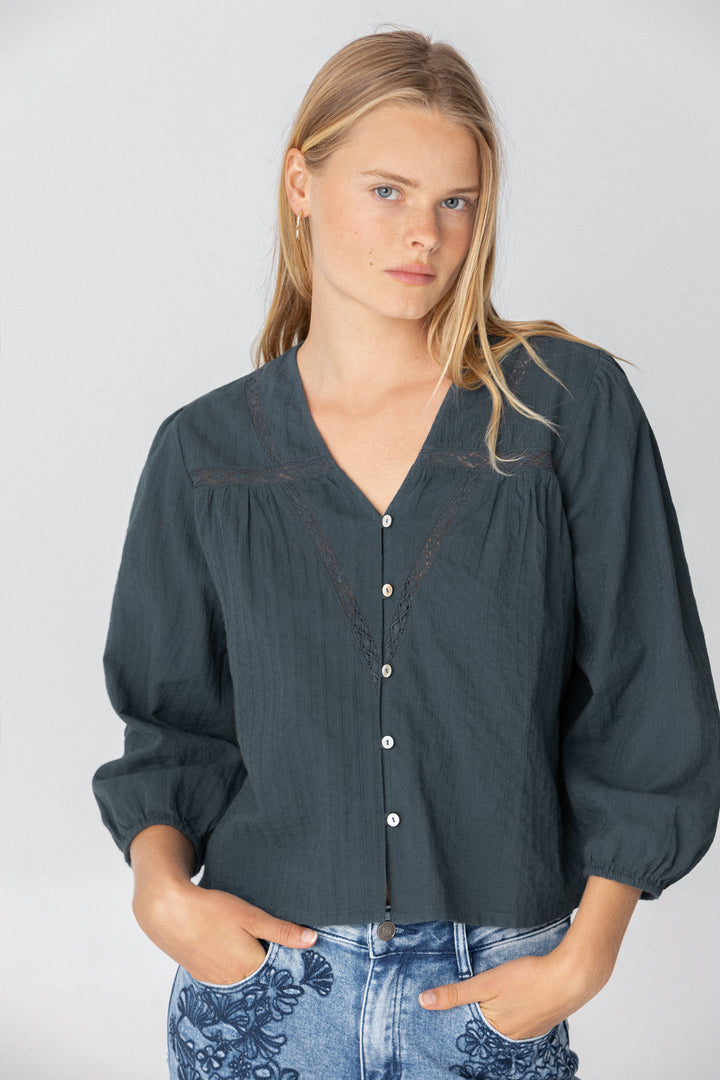 BLOUSE WITH ENTREDO DETAIL