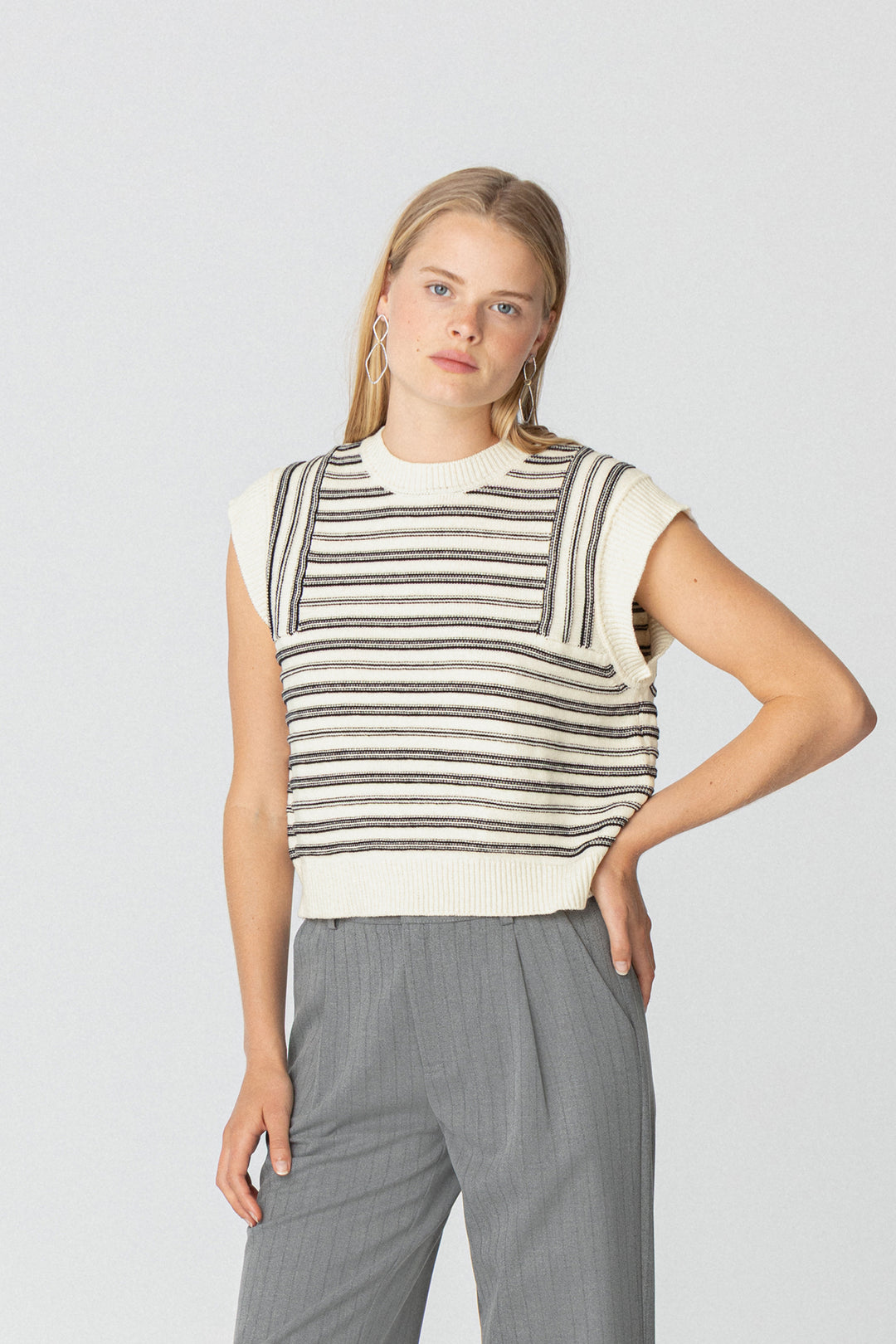 COLETE DE MALHA LISTRADA