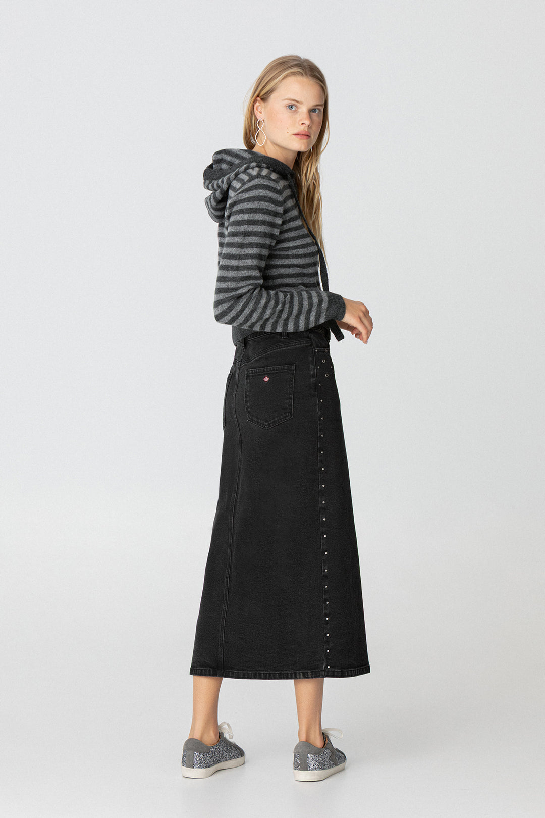 FALDA MIDI TACHUELAS DENIM