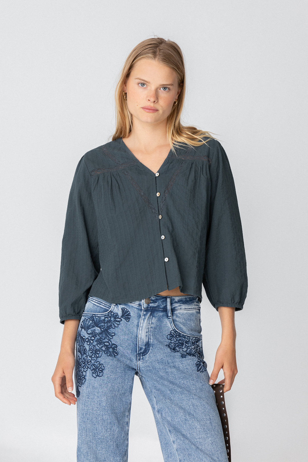 JEANS BORDADOS FLORES