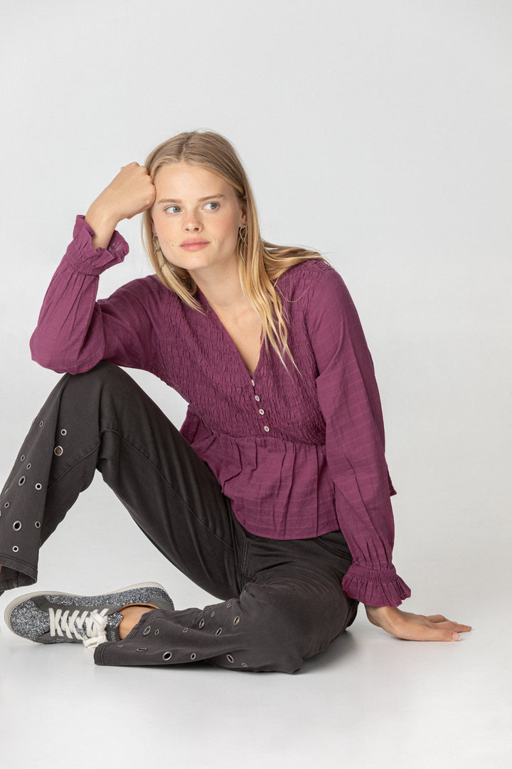 STRAIGHT EYELETS JEANS WITH LOWER ANGLES