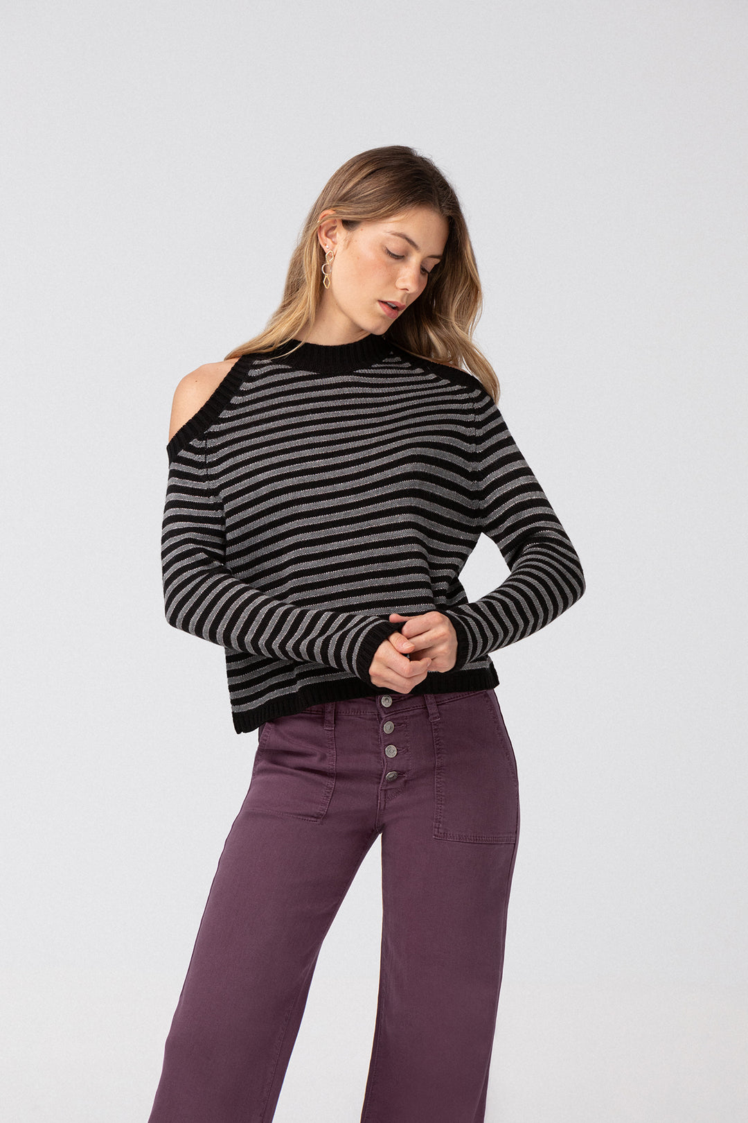 CAMISETA COM ABERTURAS LISTRADAS