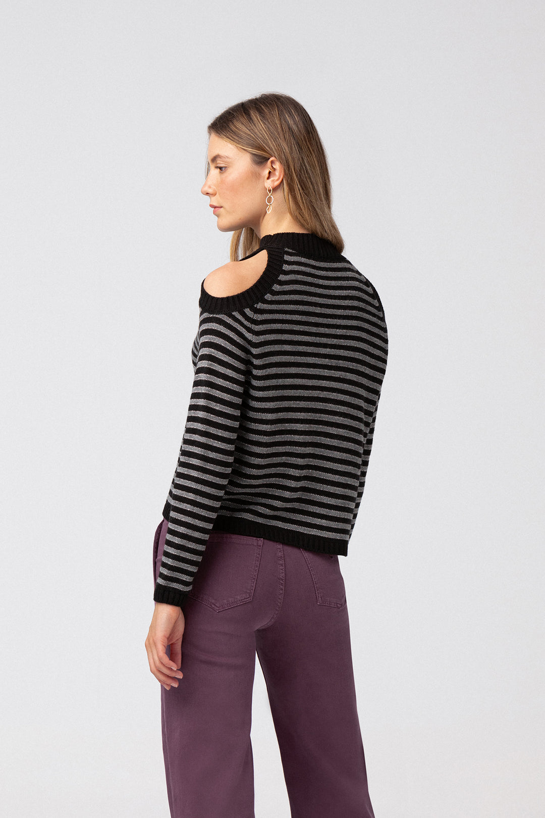 CAMISETA COM ABERTURAS LISTRADAS