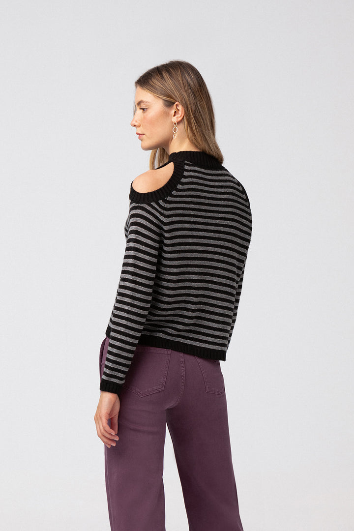 CAMISETA COM ABERTURAS LISTRADAS