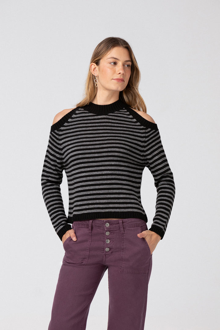 CAMISETA COM ABERTURAS LISTRADAS