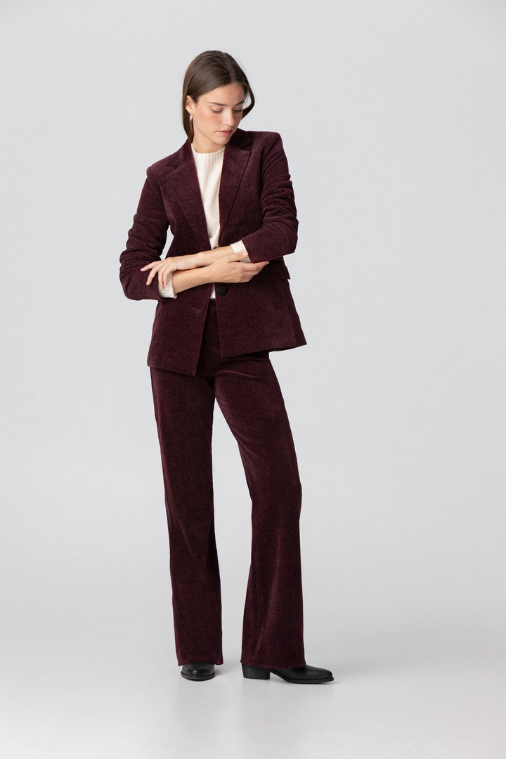 T-SHIRT COM GOLA CAIXA