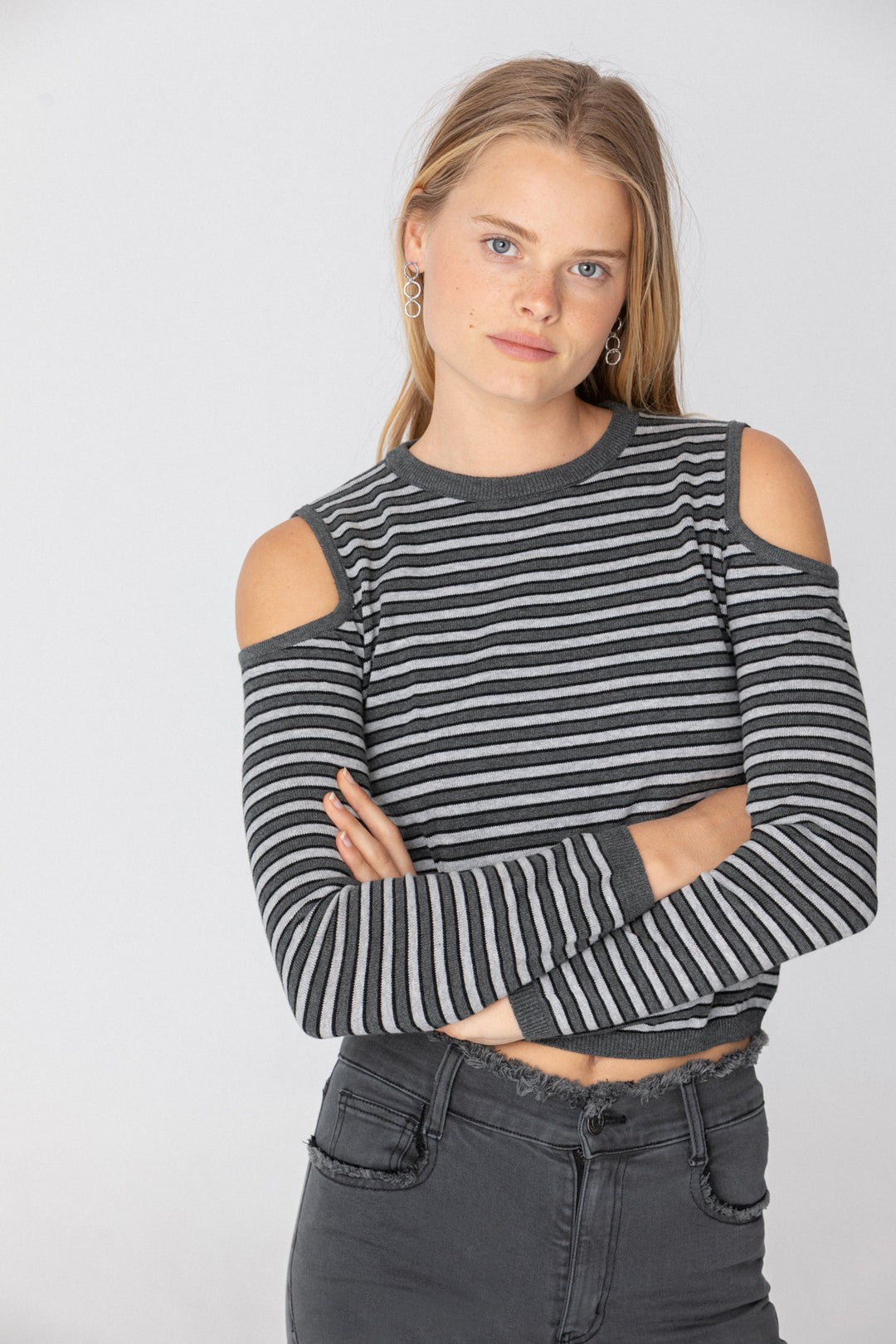 CAMISETA LISTRADA COM OMBRO