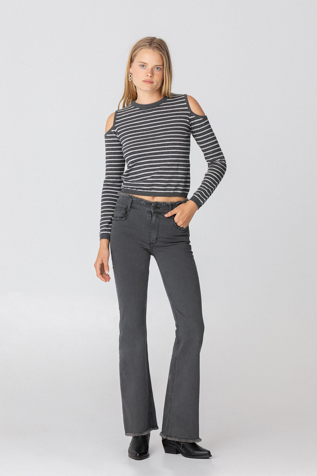 CAMISETA LISTRADA COM OMBRO