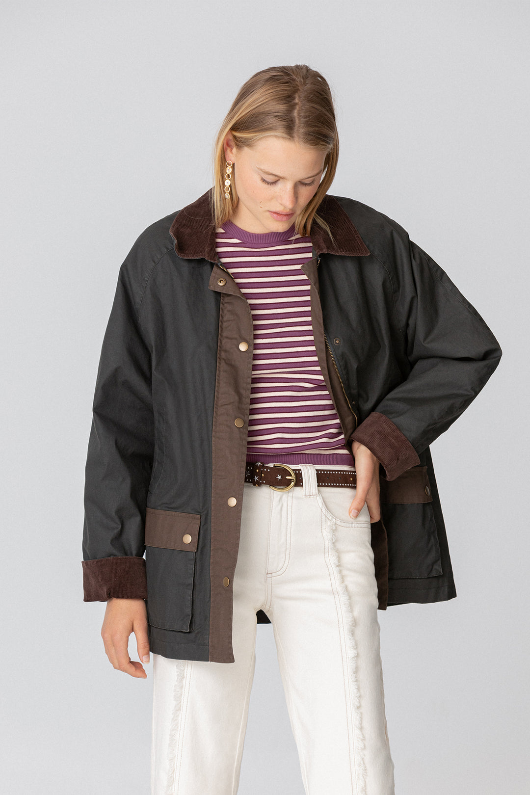 CAMISETA LISTRADA COM OMBRO