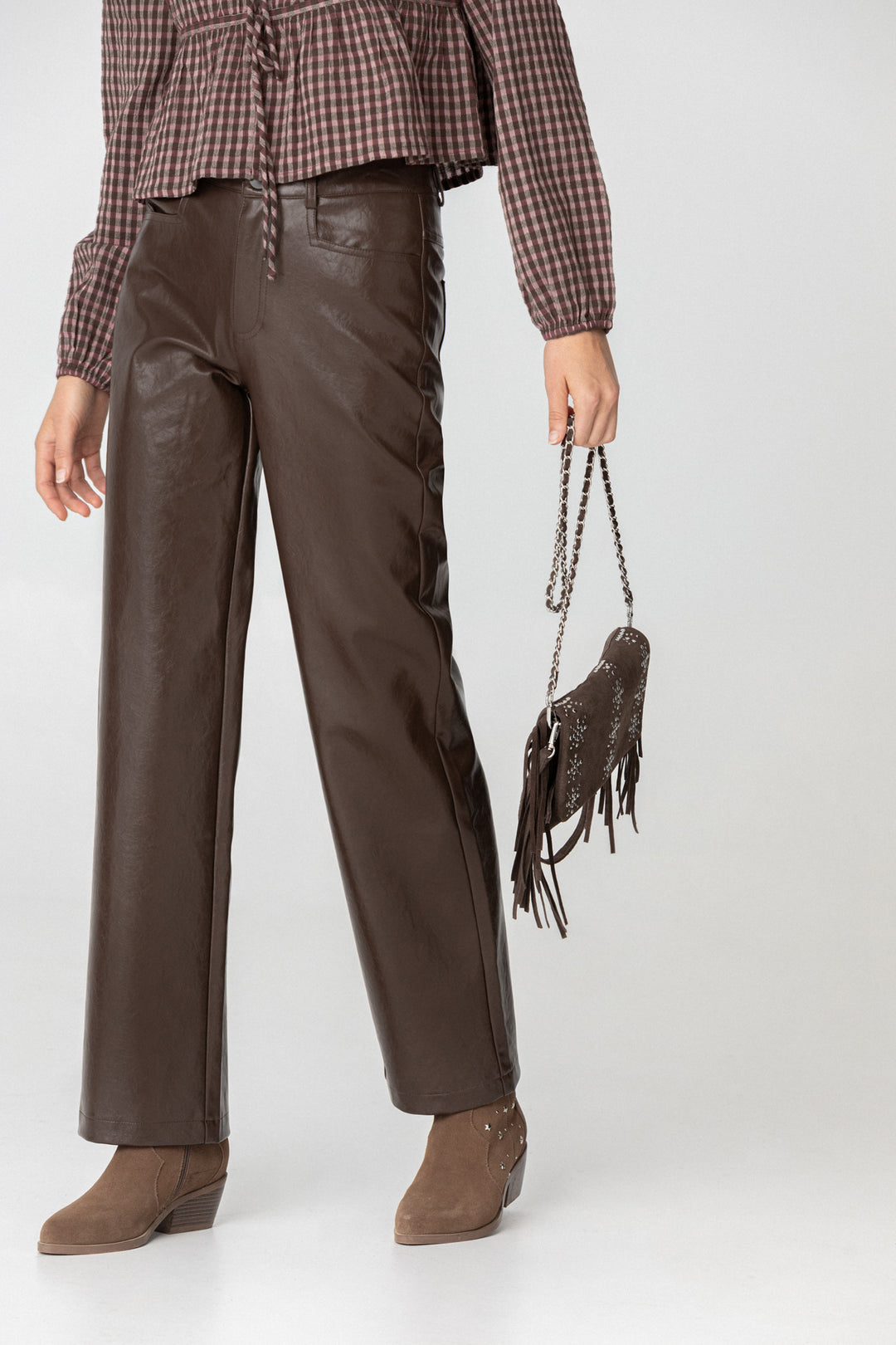 PANTALON RECTO EFECTO PIEL