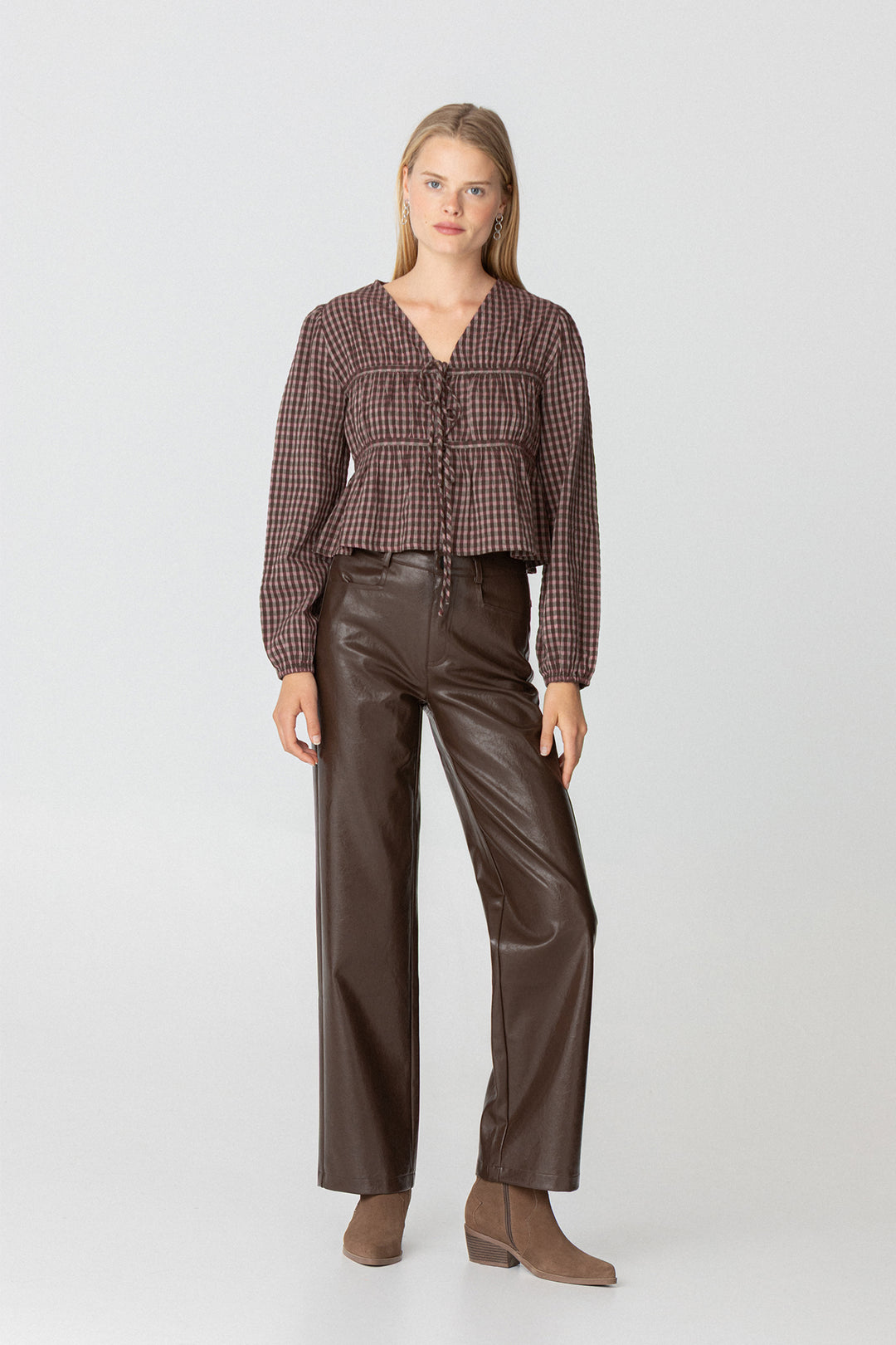 PANTALON RECTO EFECTO PIEL