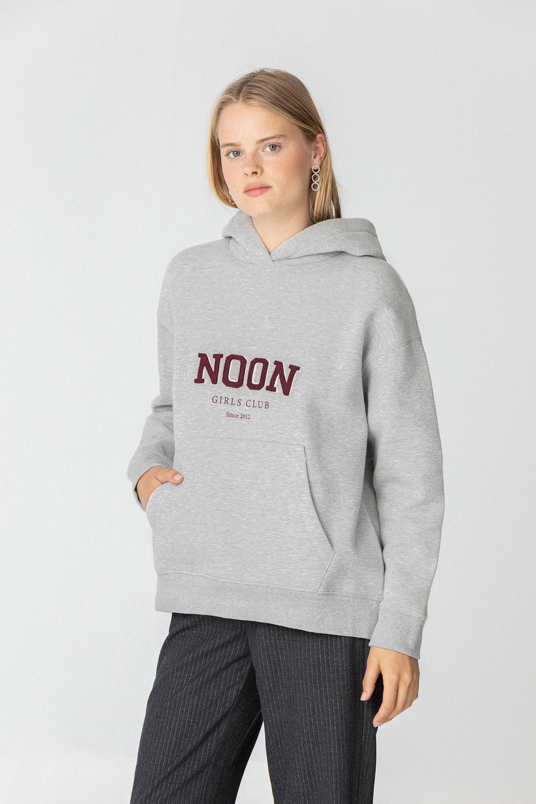 SWEATSHIRT COM CAPUZ DO MEIO-DIA