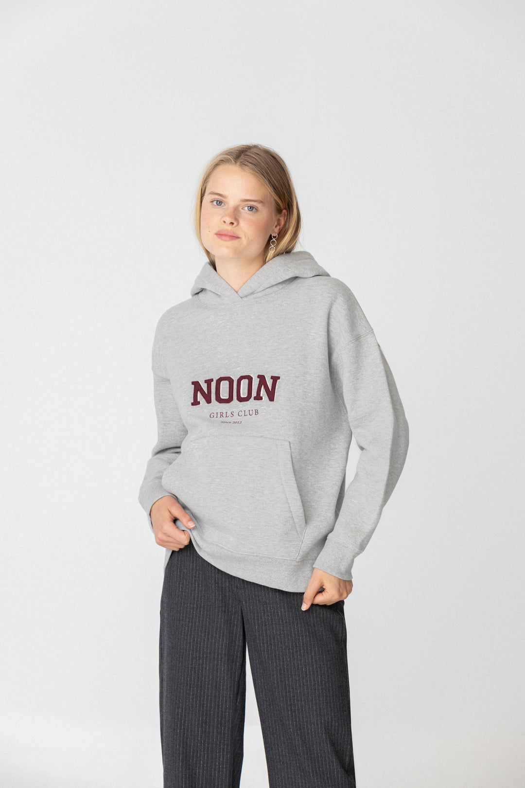 SWEATSHIRT COM CAPUZ DO MEIO-DIA