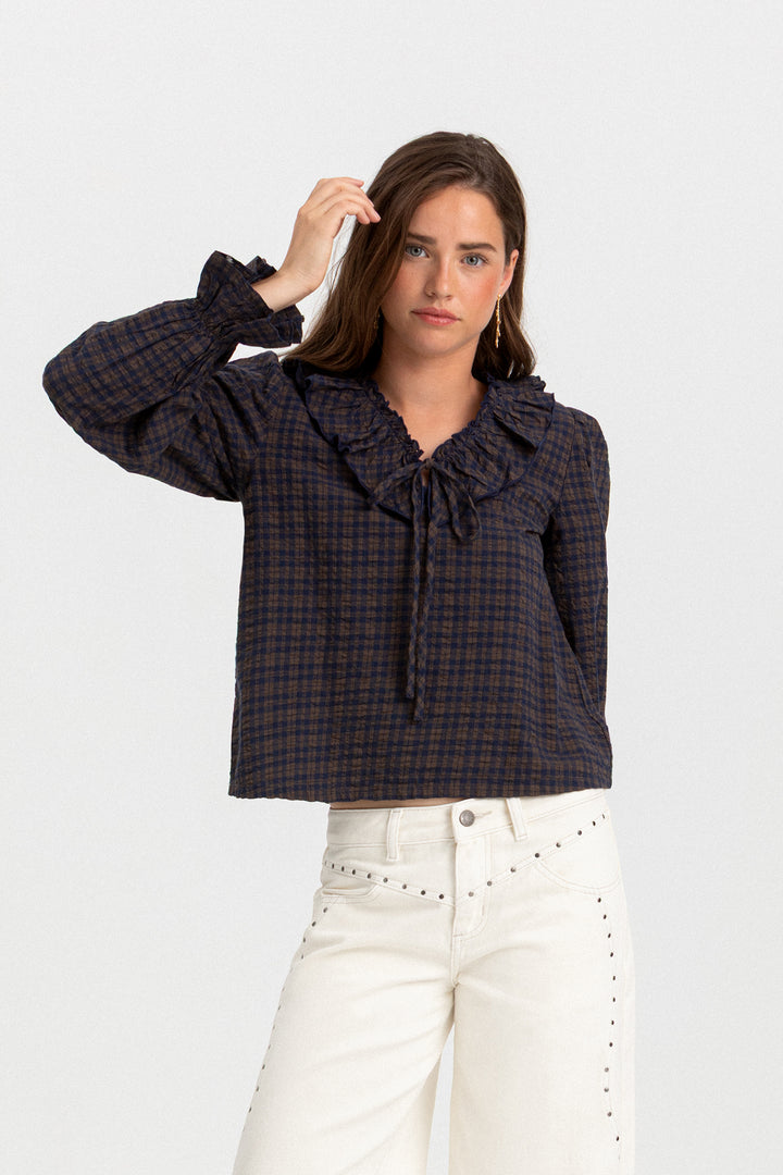 BLUSA CUADROS ESCOTE VOLANTE
