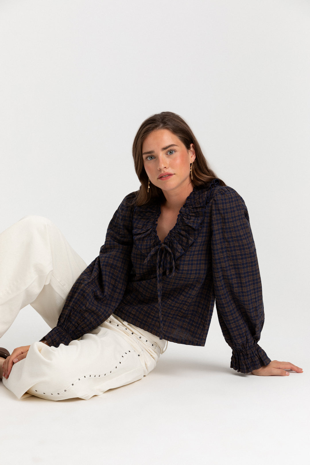 BLUSA CUADROS ESCOTE VOLANTE
