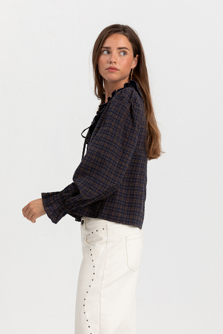 BLUSA CUADROS ESCOTE VOLANTE