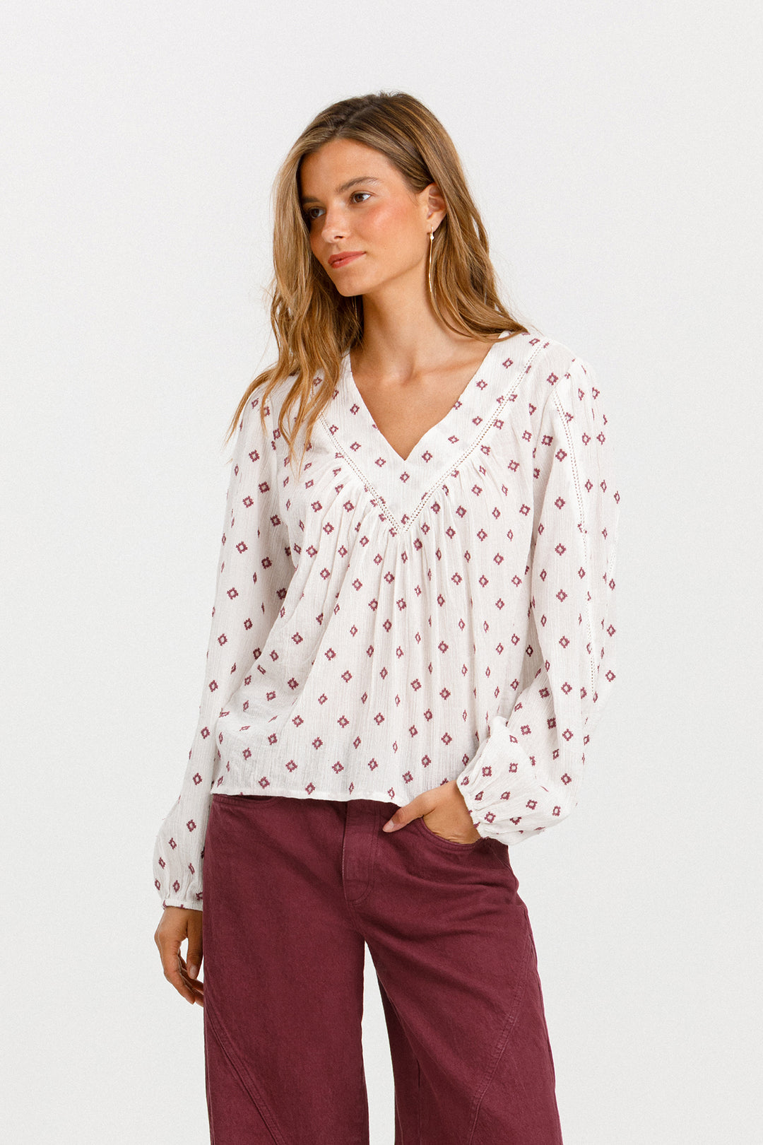 BLUSA ENTREDOS ESCOTE PICO