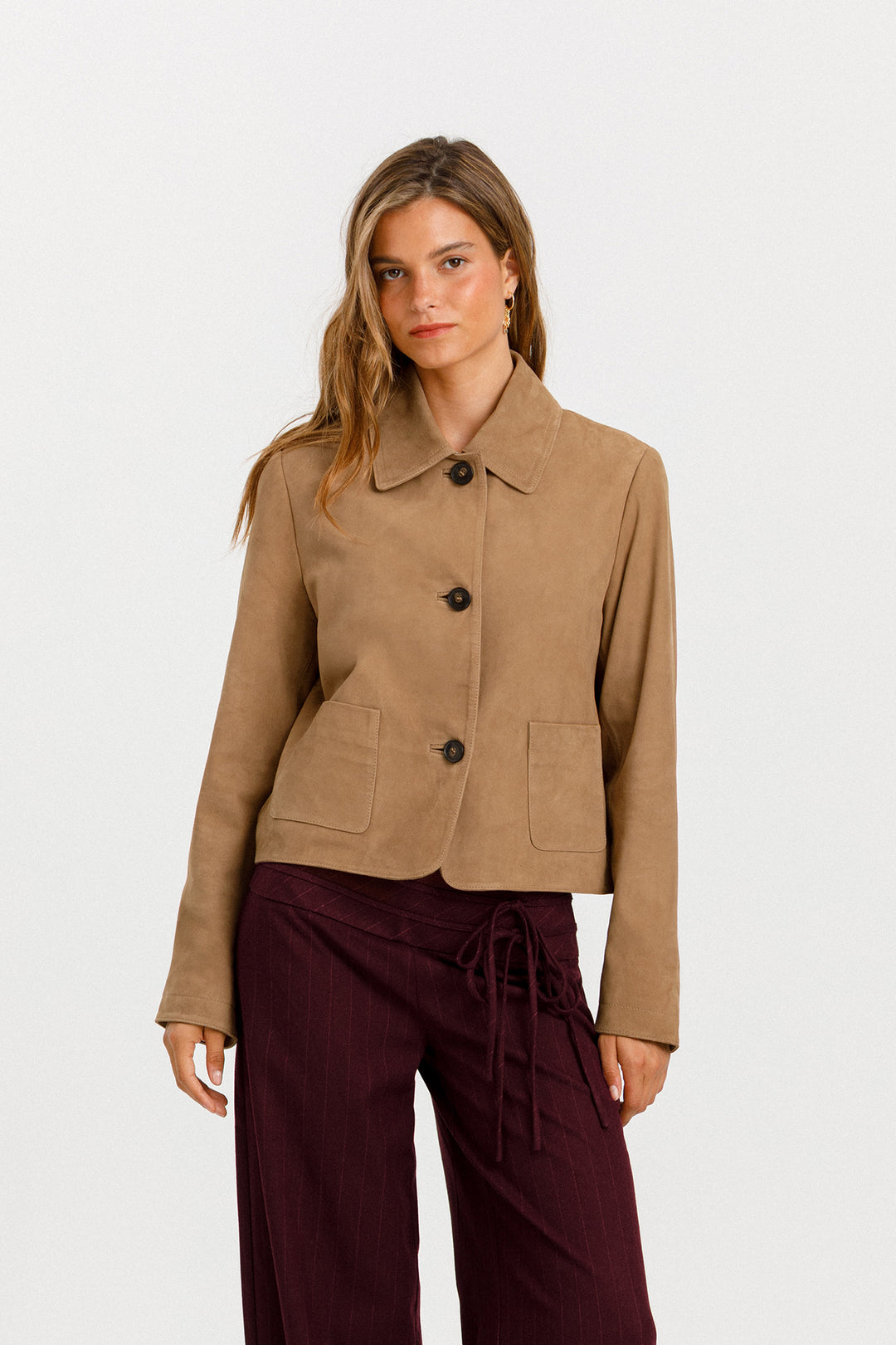 CHAQUETA CORTA ANTE BOLSILLOS