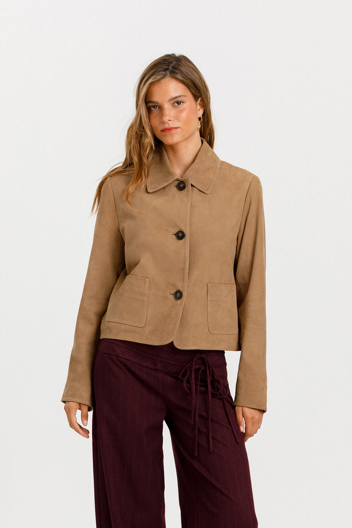 CHAQUETA CORTA ANTE BOLSILLOS