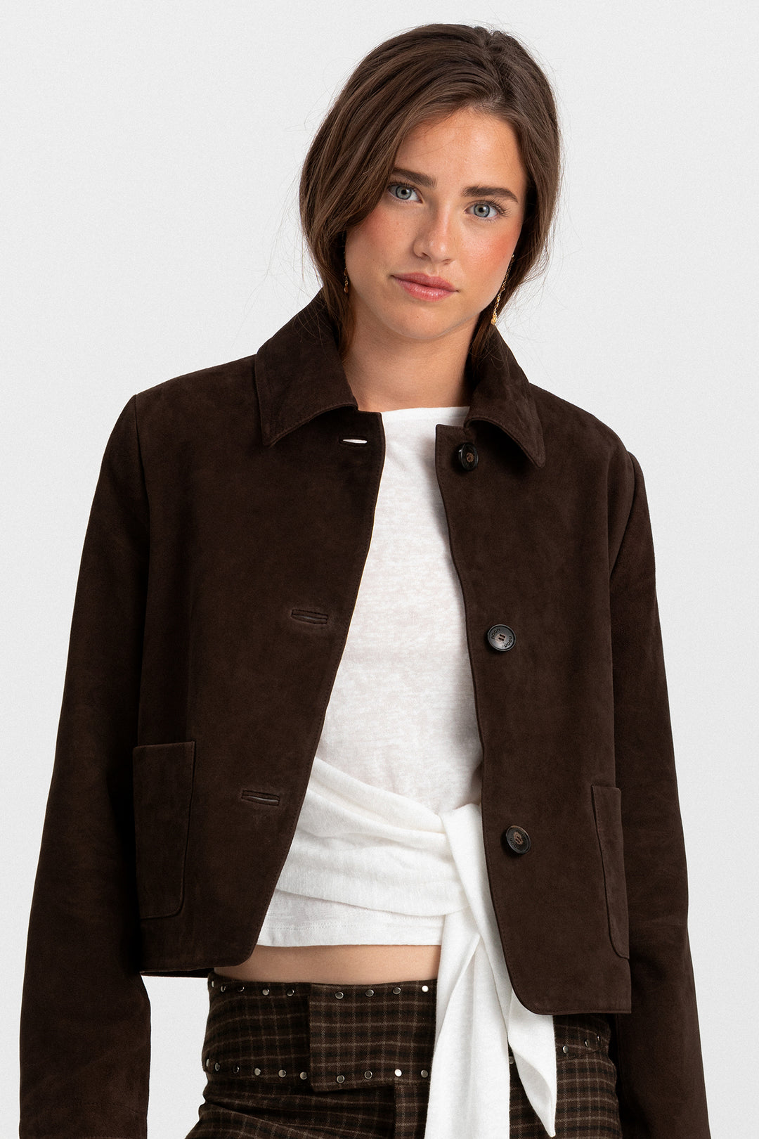 CHAQUETA CORTA ANTE BOLSILLOS