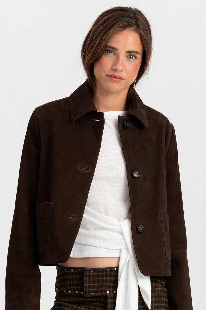 CHAQUETA CORTA ANTE BOLSILLOS