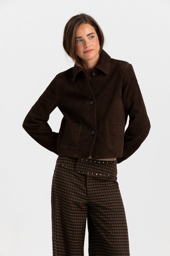 CHAQUETA CORTA ANTE BOLSILLOS