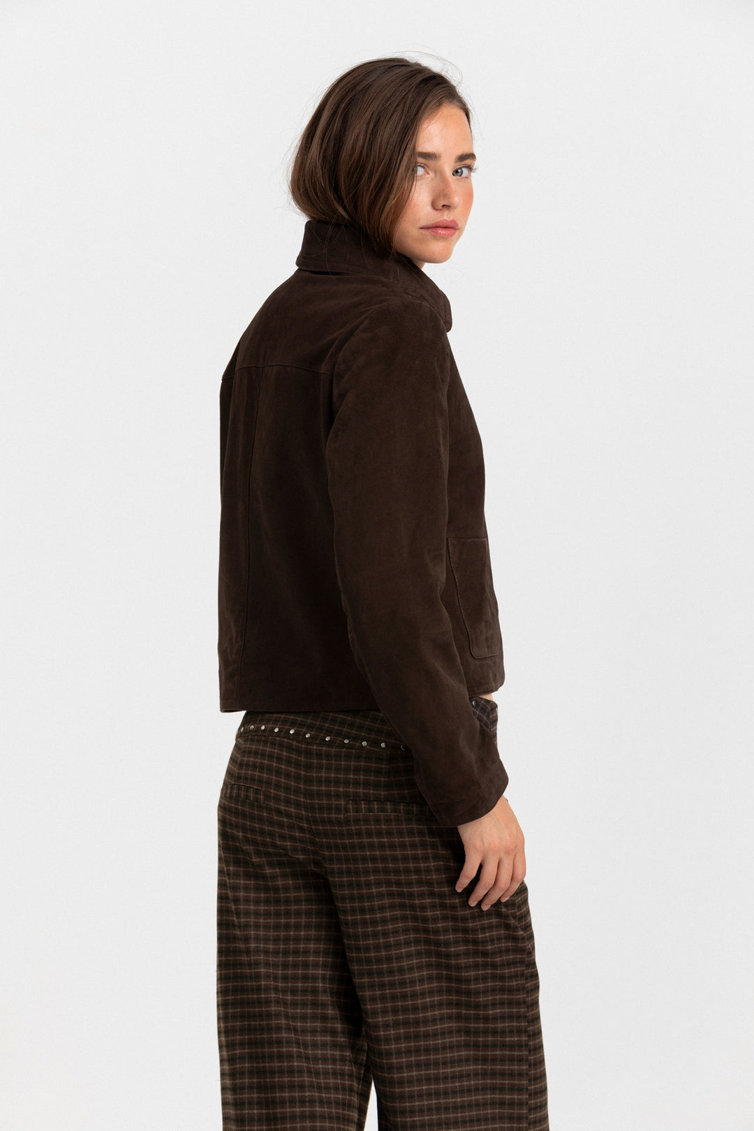 CHAQUETA CORTA ANTE BOLSILLOS