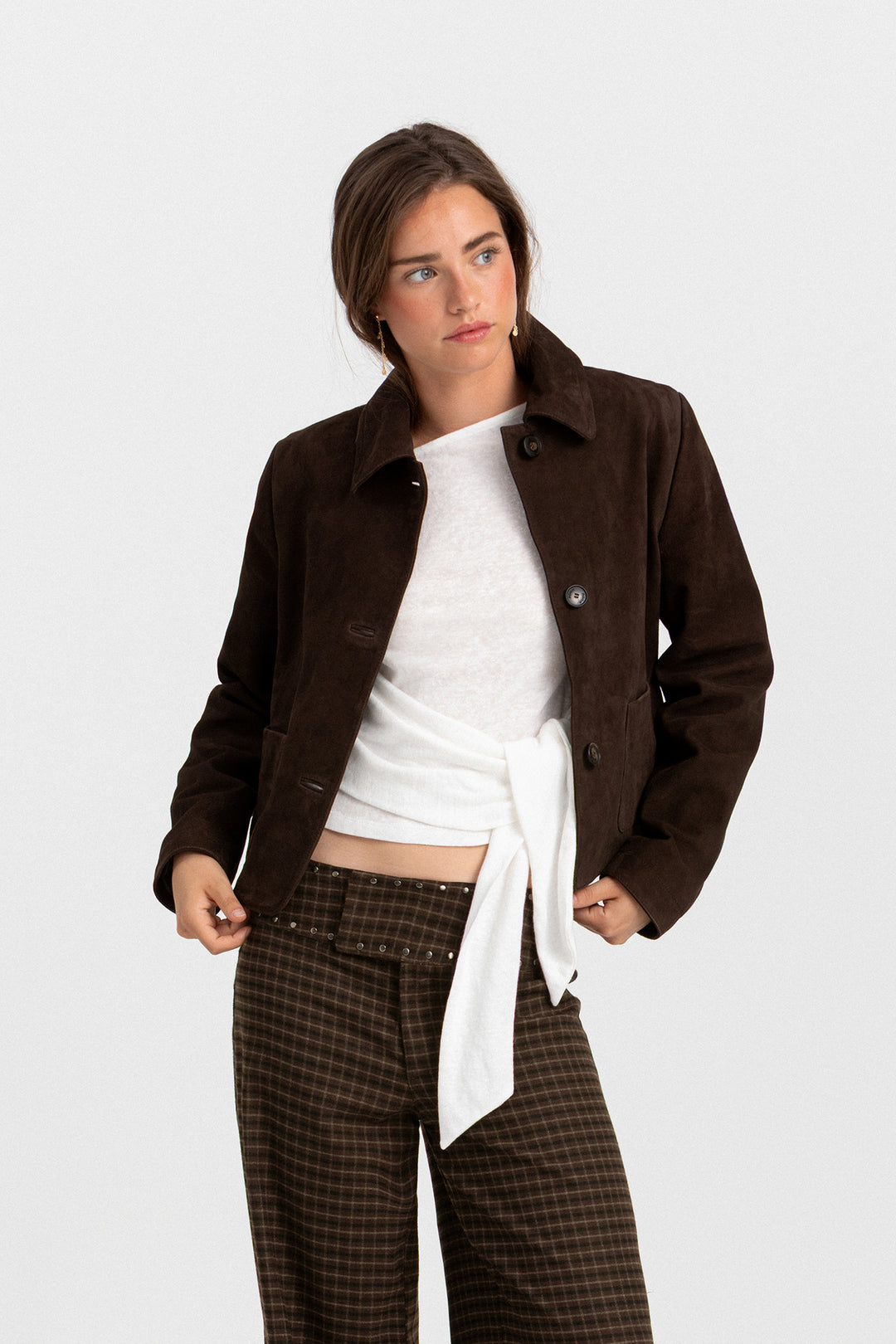 CHAQUETA CORTA ANTE BOLSILLOS