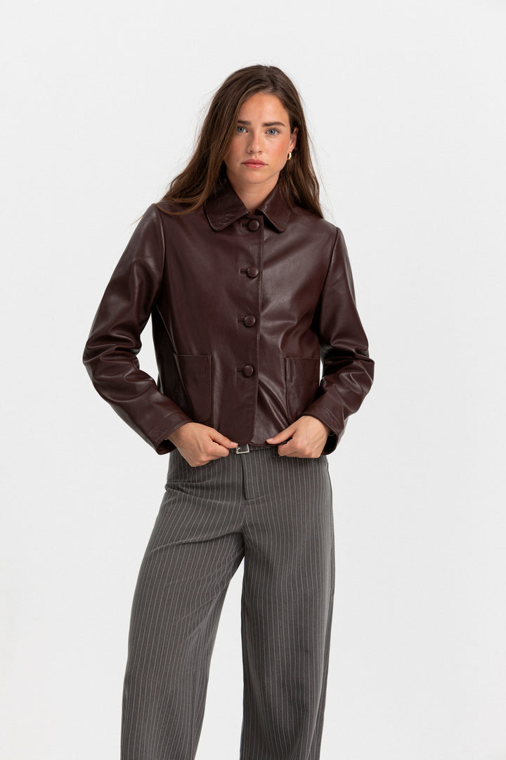 CHAQUETA CORTA PIEL BOTONES