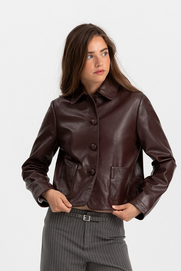 CHAQUETA CORTA PIEL BOTONES