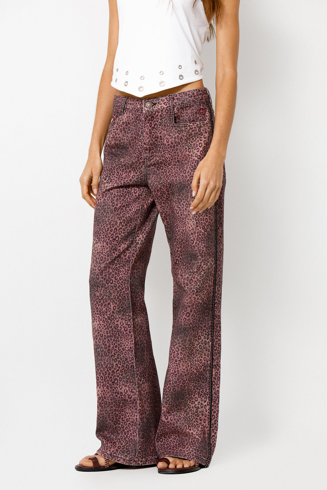 JEANS RELAXED PADRÃO LEOPARDO