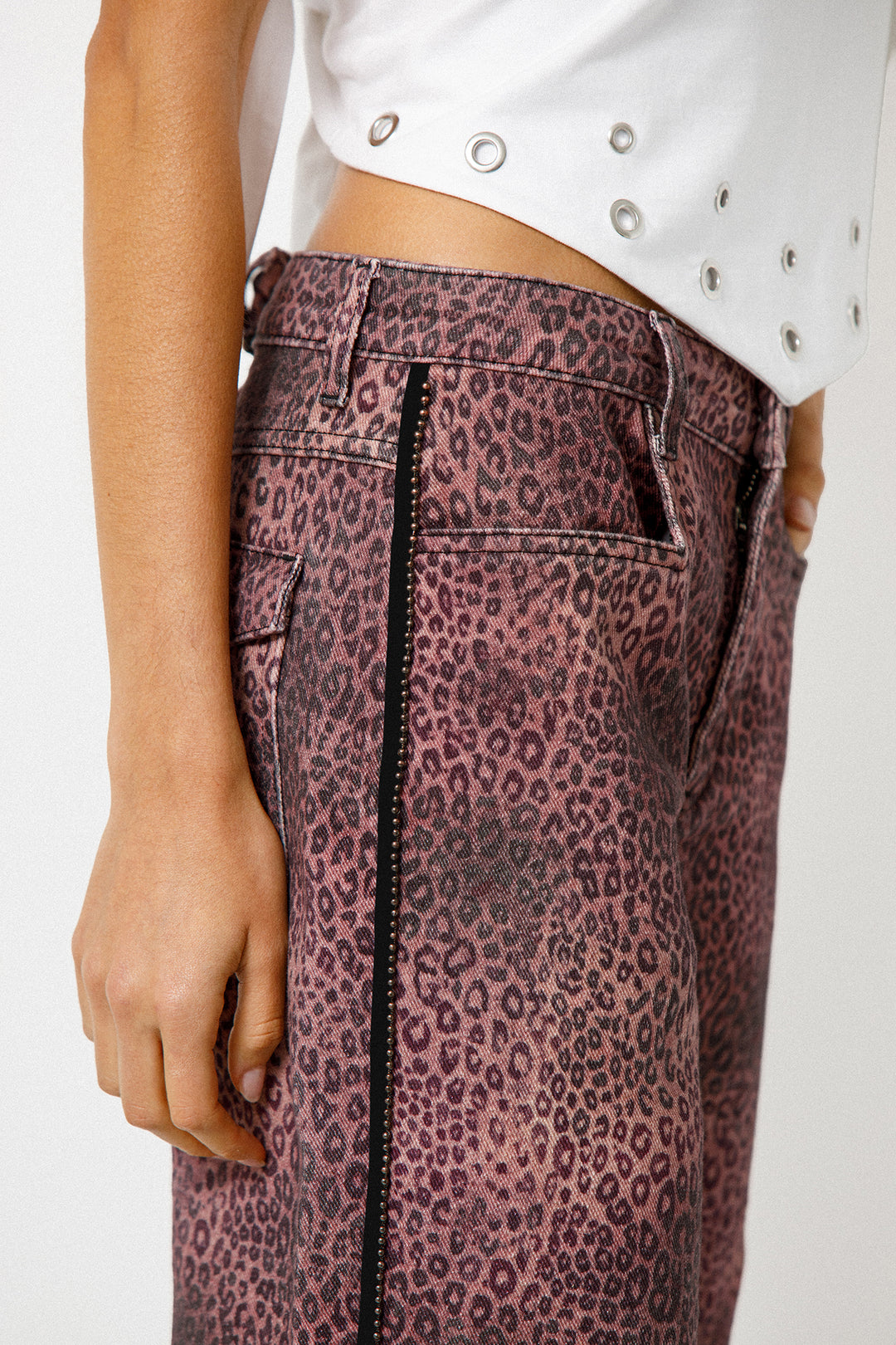 JEANS RELAXED PADRÃO LEOPARDO