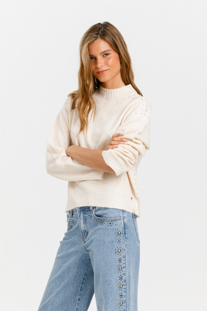 LOW-RISE STRAIGHT JEANS WITH STUDS