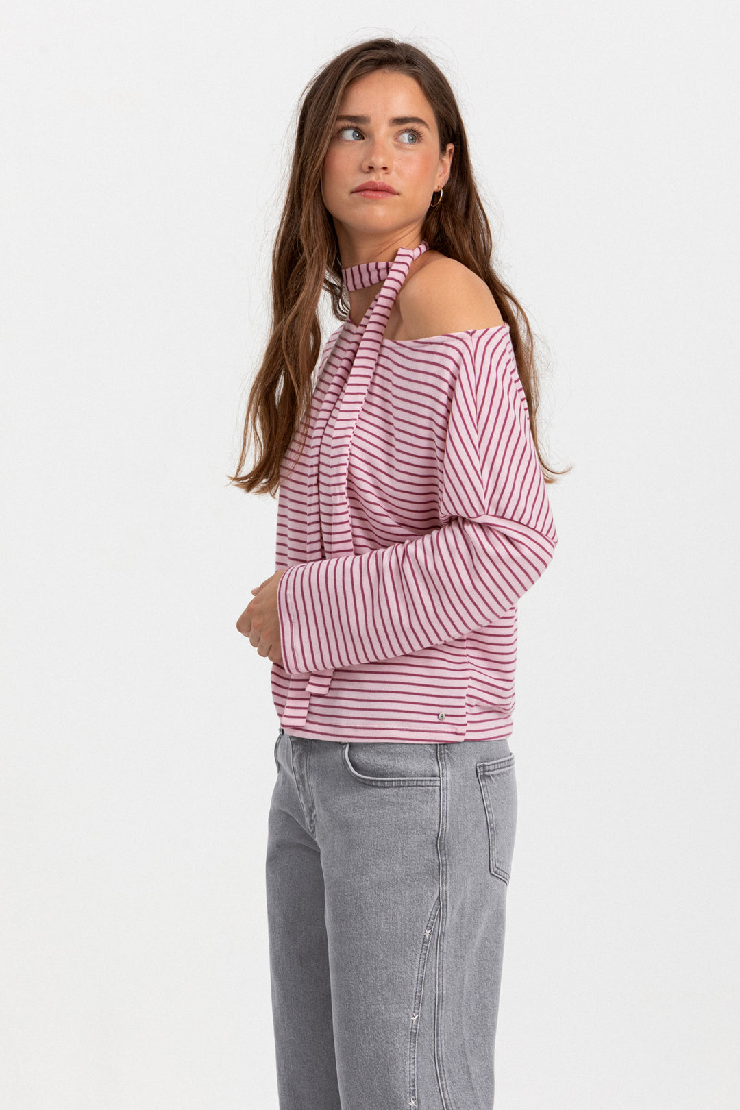 WIDE-LEG JEANS WITH STITCHING AND STUDS