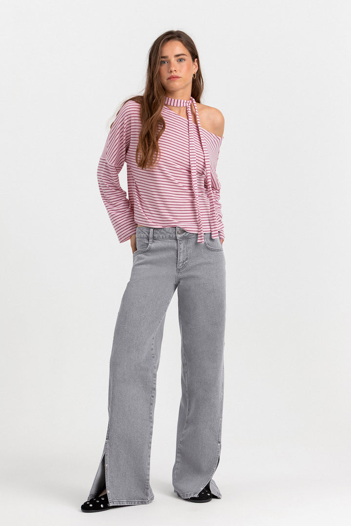 WIDE-LEG JEANS WITH STITCHING AND STUDS