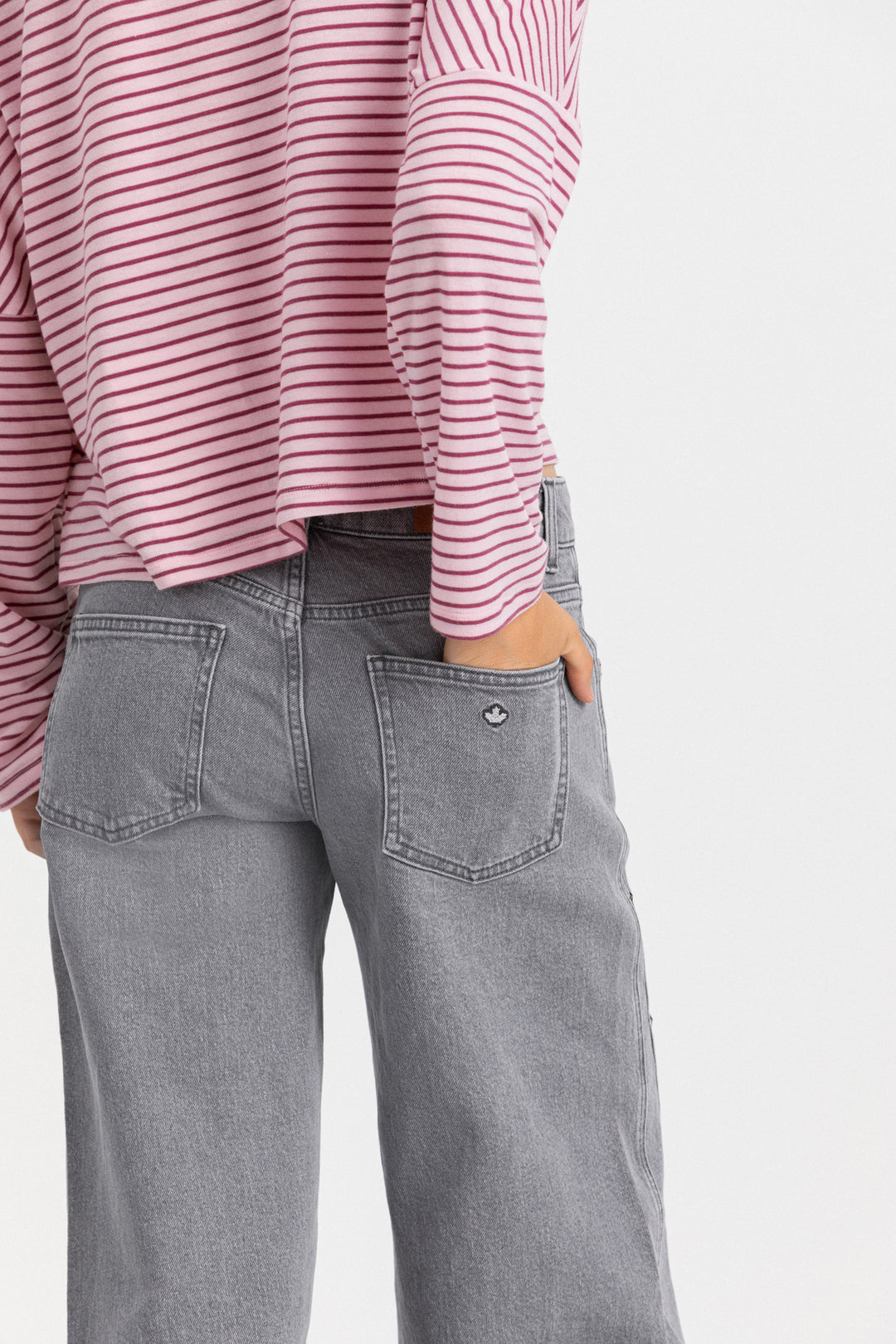 WIDE-LEG JEANS WITH STITCHING AND STUDS