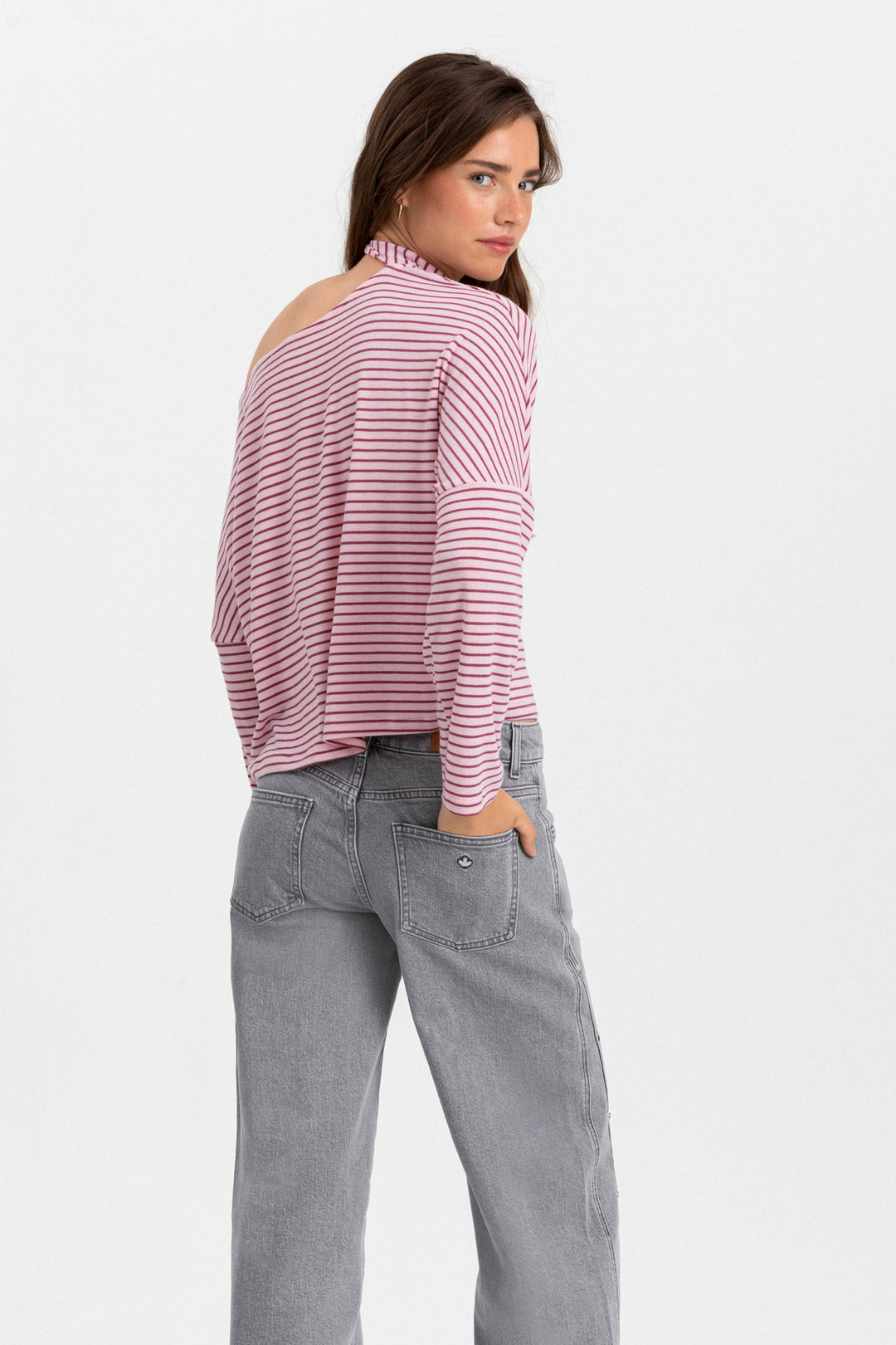 WIDE-LEG JEANS WITH STITCHING AND STUDS