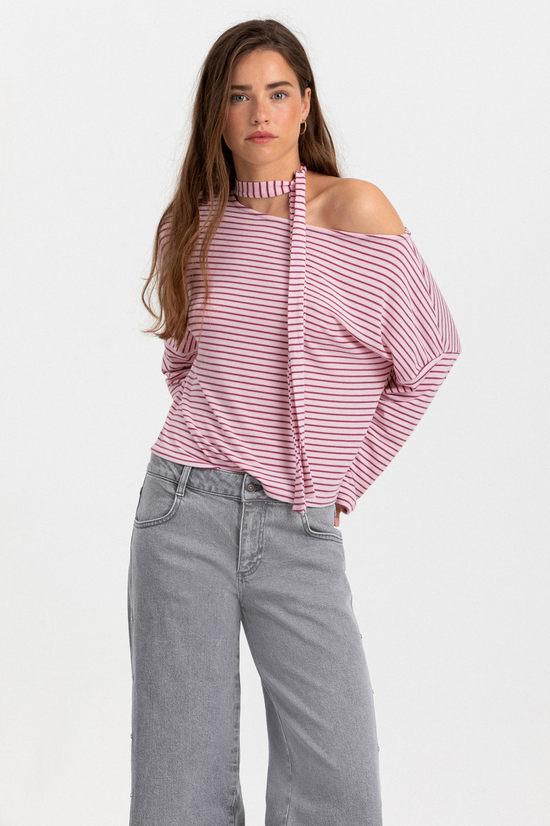 WIDE-LEG JEANS WITH STITCHING AND STUDS