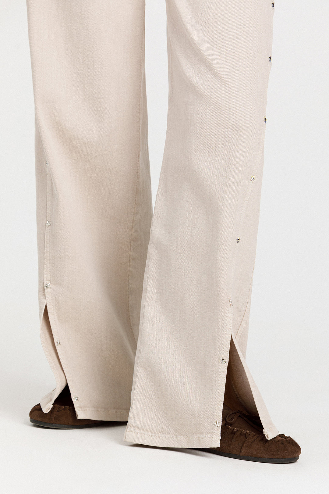 WIDE-LEG JEANS WITH STITCHING AND STUDS