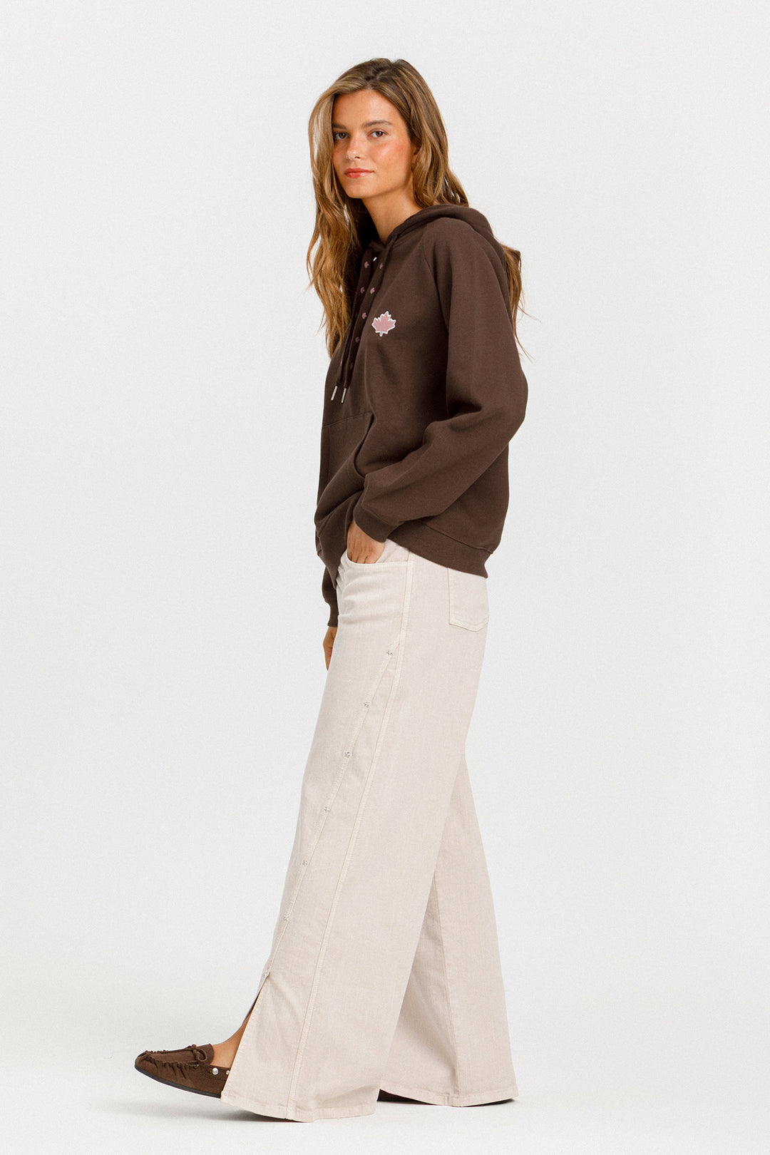 WIDE-LEG JEANS WITH STITCHING AND STUDS
