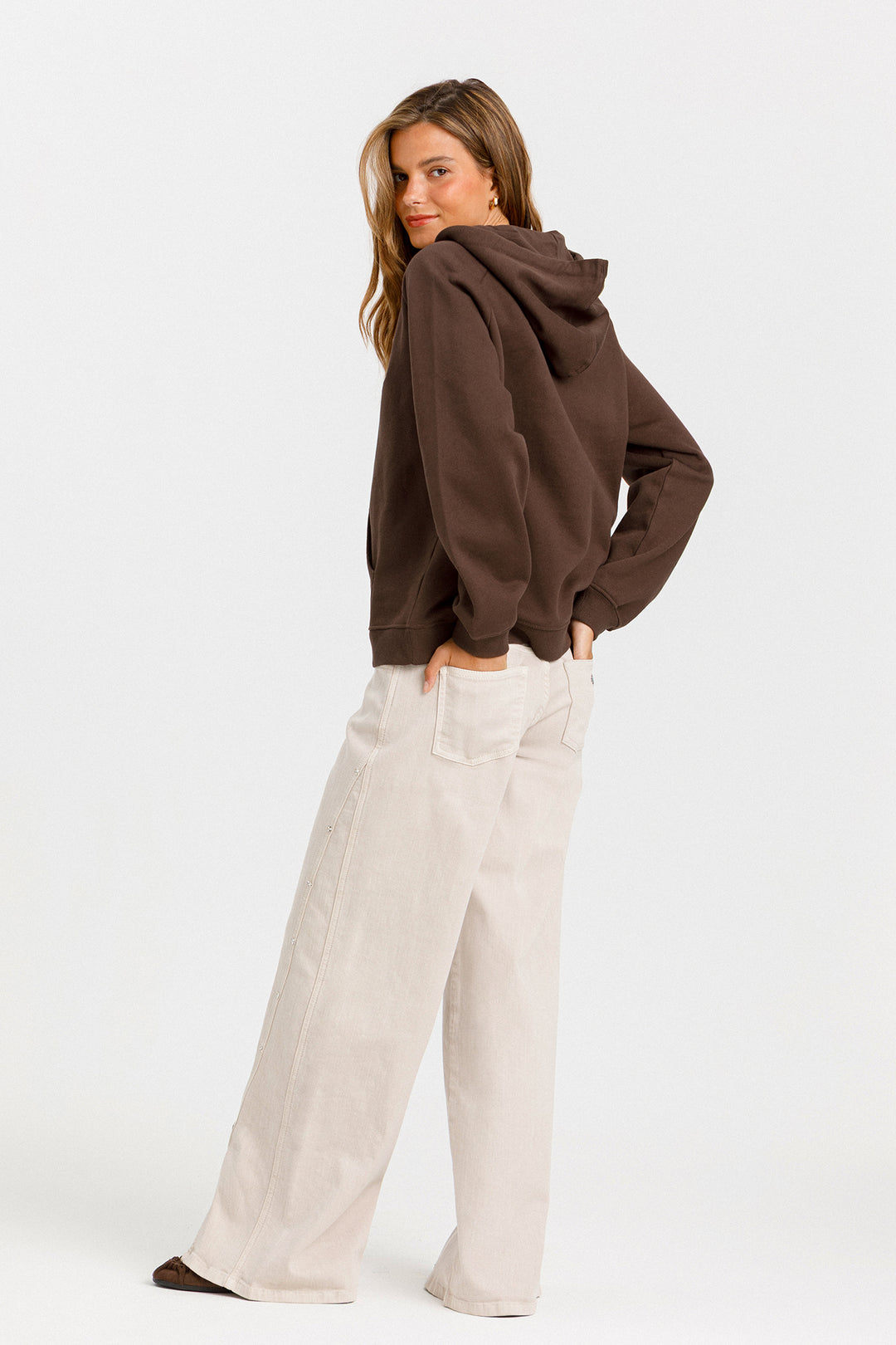 WIDE-LEG JEANS WITH STITCHING AND STUDS